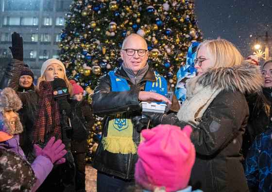 'Tis the season and Mayor Scott Gillingham turned on the lights of the Christmas tree at City Hall Thursday night. The Santa Claus Parade is happening Saturday, starting at Portage Avenue and Main Street at 3 p.m. and ending at Memorial Boulevard and Broadway. Related road closures will begin that morning. (Jessica Lee / Winnipeg Free Press)
