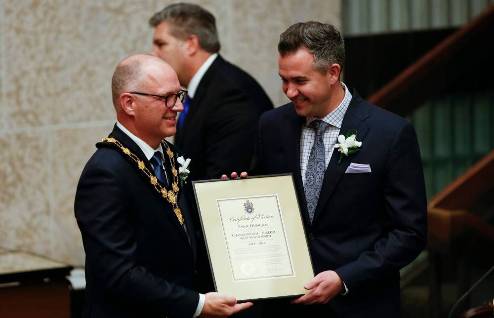 Mayor Scott Gillingham swears in the only new face in the city council chambers, Evan Duncan, who will represent the Charleswood-Tuxedo-Westwood riding. (John Woods / Winnipeg Free Press)