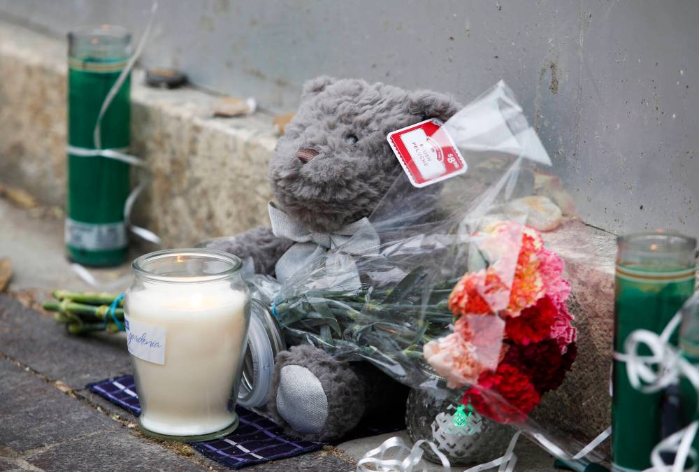 JOHN WOODS / WINNIPEG FREE PRESS
Lit candles, a stuffed teddy bear and flowers sit on the sidewalk in front of a restaurant and lounge in memory of Asham