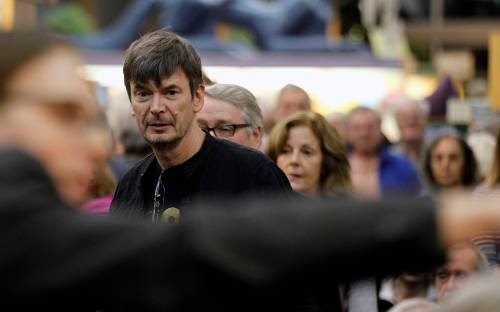 Phil Hossack / Winnipeg Free Press files
                                Author Ian Rankin surveys the standing-room-only crowd at McNally Robinson Grant Park in 2018.