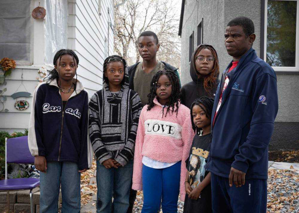 JESSICA LEE / WINNIPEG FREE PRESS FILES
The family of David Bunguke gather at their home on October 21, 2022, days after his death. Bunguke’s father John Bungkuke, stands on the right.