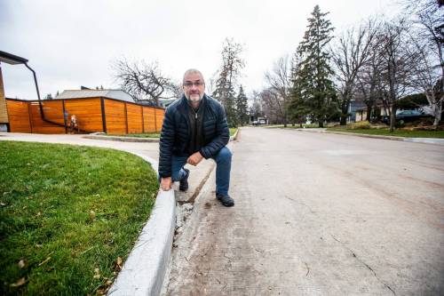 Calvin Hawley was told it would take 44 years to fix a curb on Tyrone Bay when he first reported it in 1993. It took 28 years. (Mikaela MacKenzie / Winnipeg Free Press)