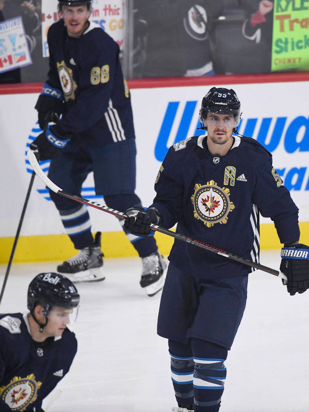 FRED GREENSLADE / THE CANADIAN PRESS FILES
Mark Scheifele and other Winnipeg Jets wear special edition Filipino Heritage warm-up jerseys before playing the Dallas Stars Nov. 8.