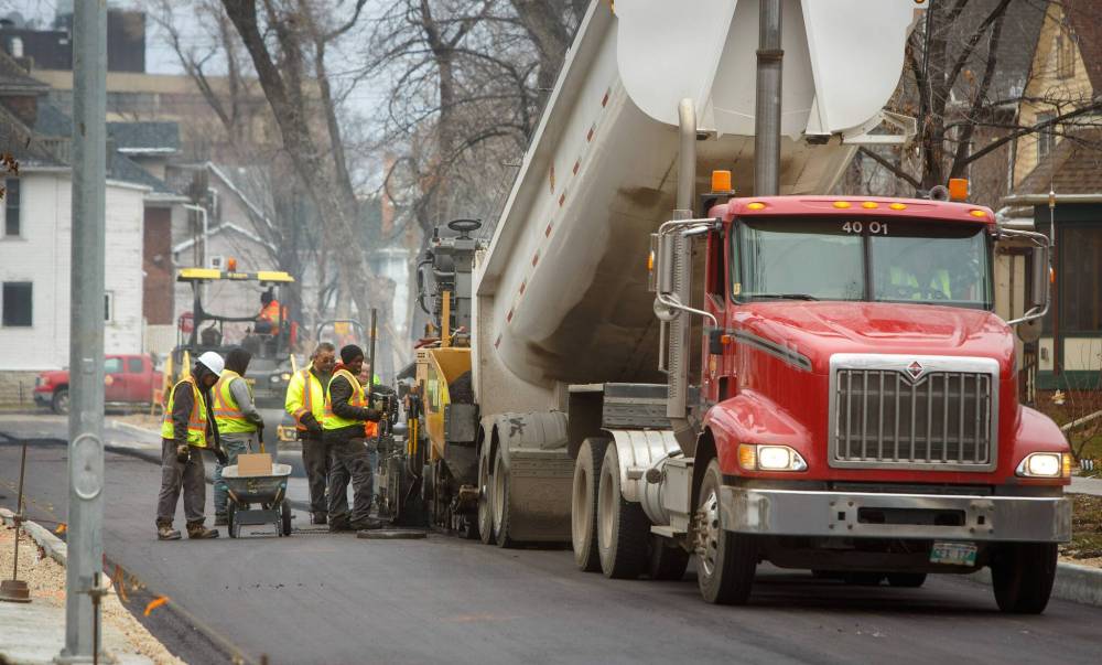 In addition to inclement weather and wet ground conditions, contractor workload and co-ordinating work with other agencies, including utilities, can also lengthen project timelines. (Mike Deal / Winnipeg Free Press)