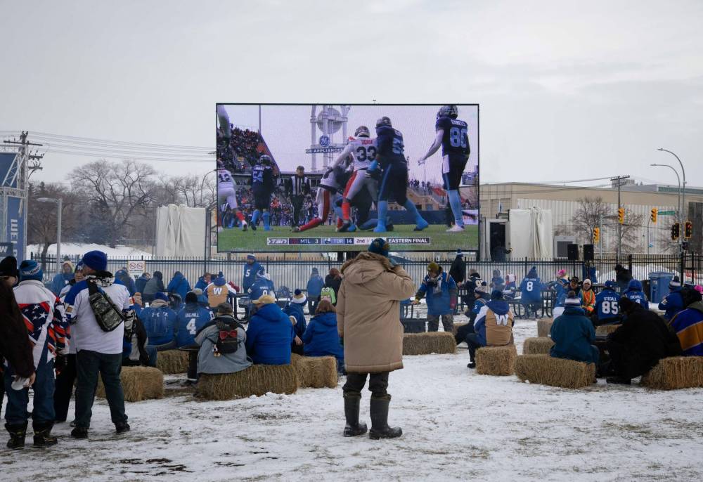 JESSICA LEE / WINNIPEG FREE PRESS
Winnipeg Blue Bombers fans tailgating outside IG Field Sunday before the game against the B.C. Lions.