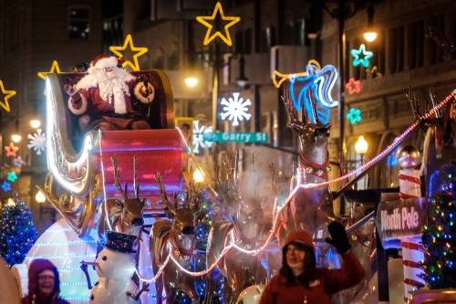 Daniel Crump / Winnipeg Free Press Files
                                The big man himself, riding atop his brand new float, winds up the annual Santa Claus Parade.