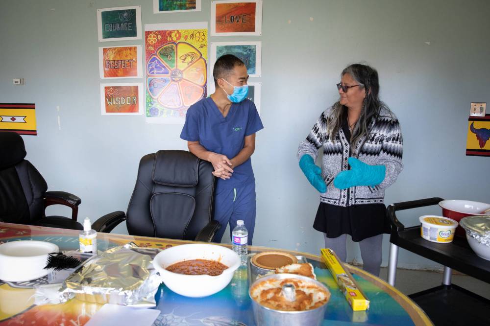 JESSICA LEE / WINNIPEG FREE PRESS
Mah chats with colleague Lyla Maruk before Thanksgiving dinner, prepared by members of the nursing station.