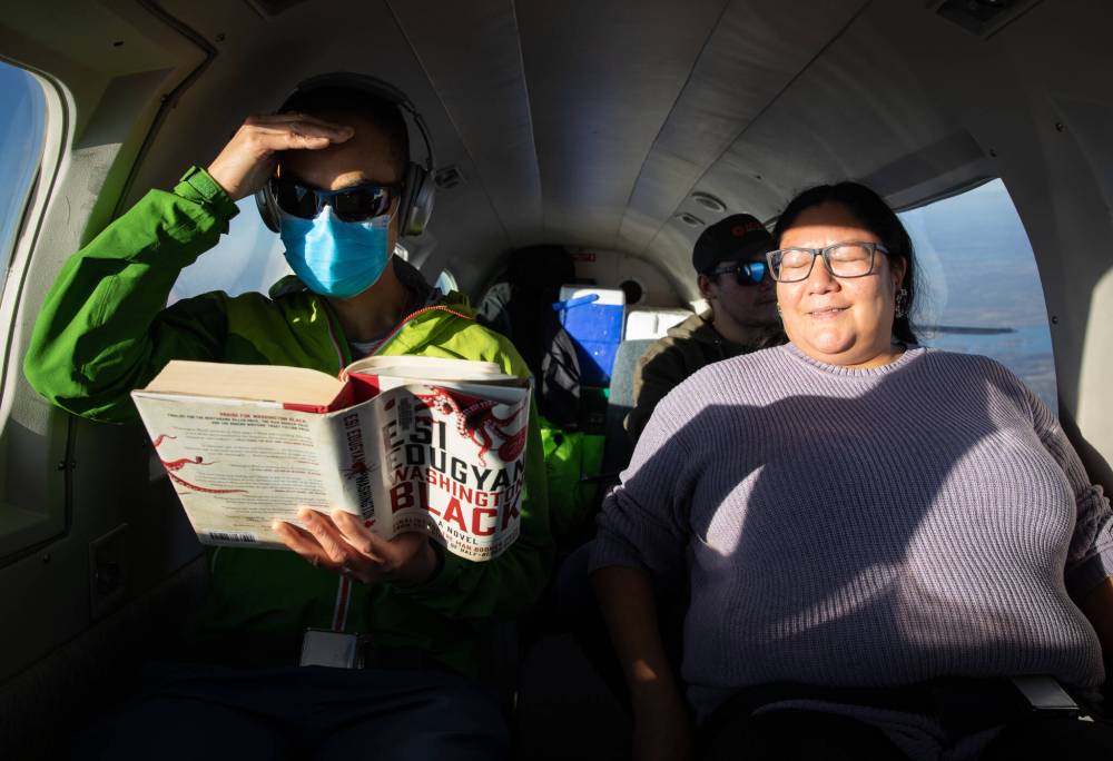 JESSICA LEE / WINNIPEG FREE PRESS
Every Friday afternoon, Mah, here with Farron Dumas (right), hops on the 5 p.m. flight from Pukatawagan to The Pas, where he catches another flight to Winnipeg, as there are no direct flights available. The seven-passenger plane from Pukatawagan to The Pas books up quickly.