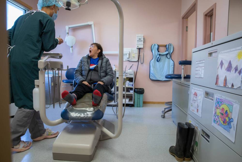 JESSICA LEE / WINNIPEG FREE PRESS
Mah’s first patient of the day in Pukatawagan, Ruby Wolfe, opens her mouth for a dental check. She had been feeling pain in a tooth for some time.