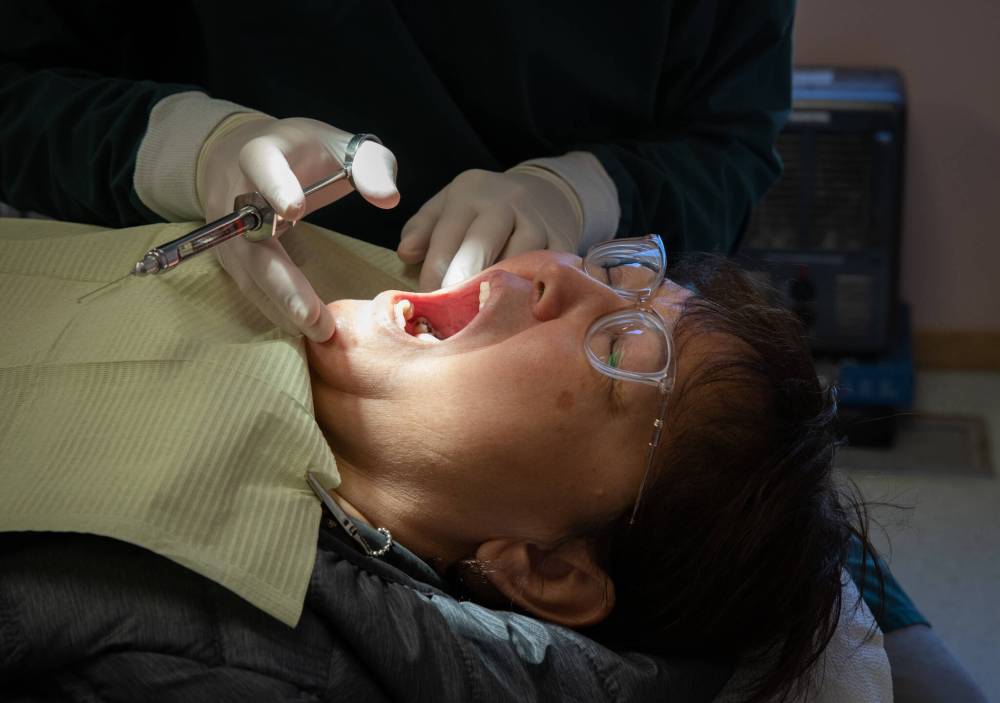 JESSICA LEE / WINNIPEG FREE PRESS
After consulting with Ruby, Mah decides to do a root canal to the problem tooth to help her with her toothache. He injects some anesthetic so she doesn’t feel anything when he operates. In the middle of the root canal, Mah discovers that the tooth cannot be saved. “I’m sorry Ruby,” he says. To stop the pain, her tooth must be pulled out.