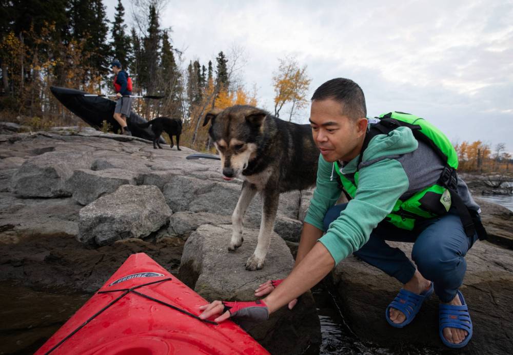 JESSICA LEE / WINNIPEG FREE PRESS
When the weather allows it, Mah and Dr. Jesse Howett go on short kayak trips on the lake after work.