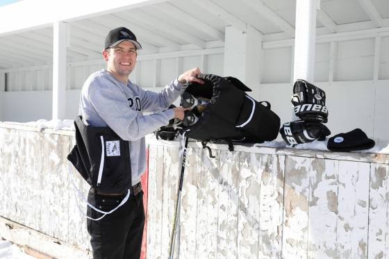 Eric Morrish with his his 'pigeon' pack (Ruth Bonneville / Winnipeg Free Press)