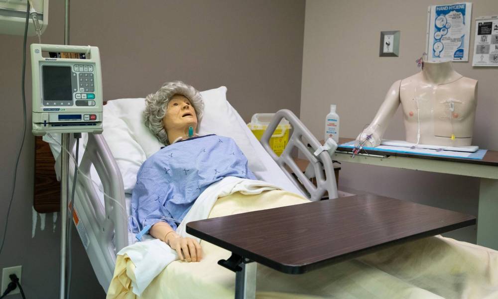 A mannequin at Assiniboine Community College’s nursing lab (Jessica Lee / Winnipeg Free Press)