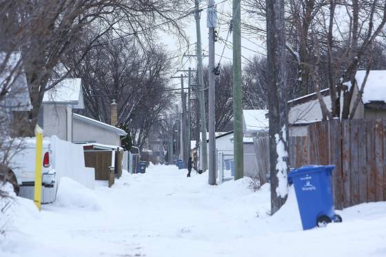 The back lane in Transcona where a carjacking took place early Wednesday morning (Mike Deal / Winnipeg Free Press)