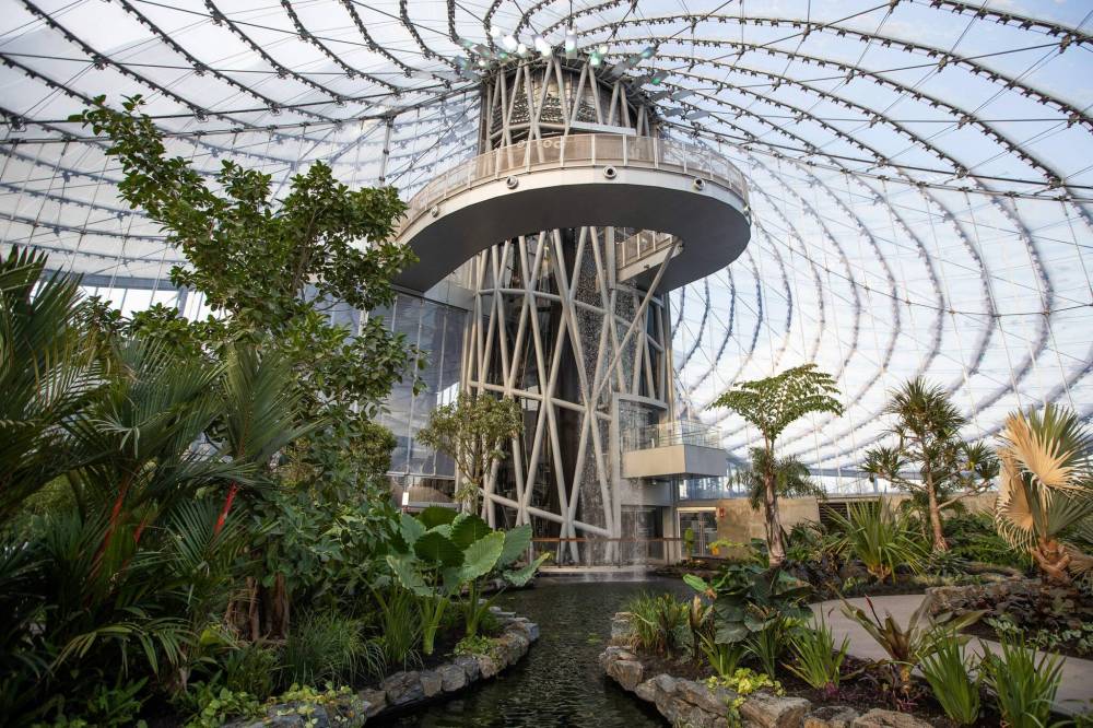 DANIEL CRUMP / WINNIPEG FREE PRESS
The main spire of the Leaf features a six story waterfall that feeds into a pond in the tropical biome.