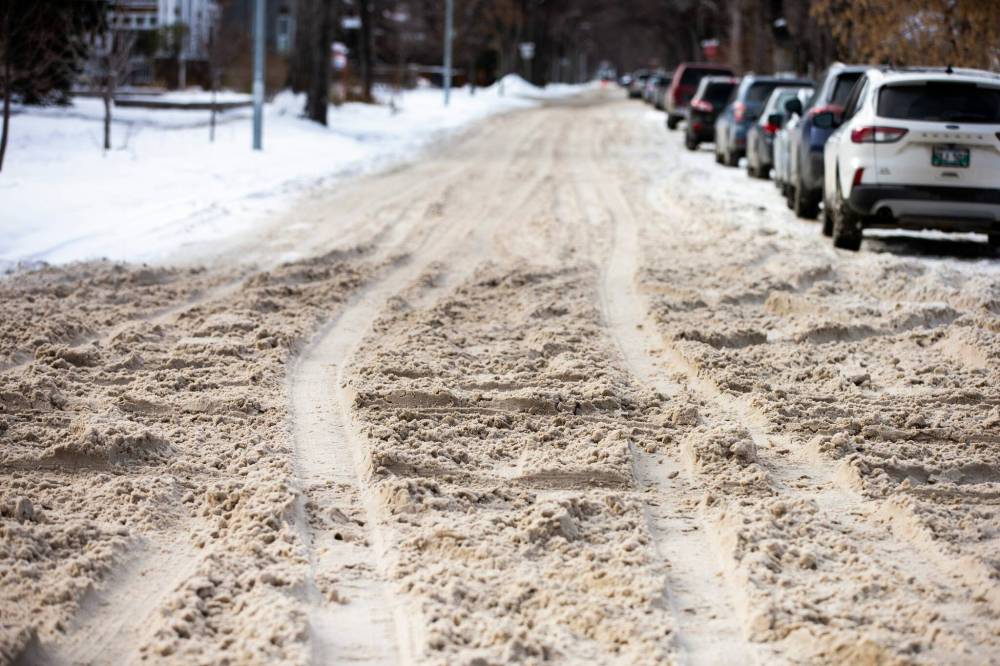 MIKAELA MACKENZIE / WINNIPEG FREE PRESS FILES
Many Winnipeggers have recently turned to social media to complain about snow clearing, with some posting pictures of snow-filled sidewalks or complaining about cars getting stuck.