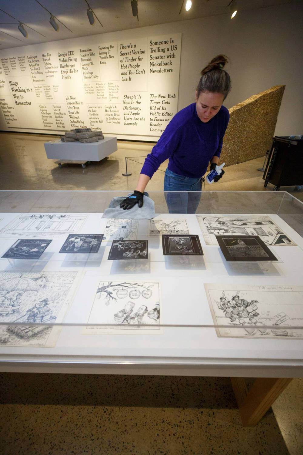 MIKE DEAL / WINNIPEG FREE PRESS
Installation technician Kendra Okrusko polishes up a display case.