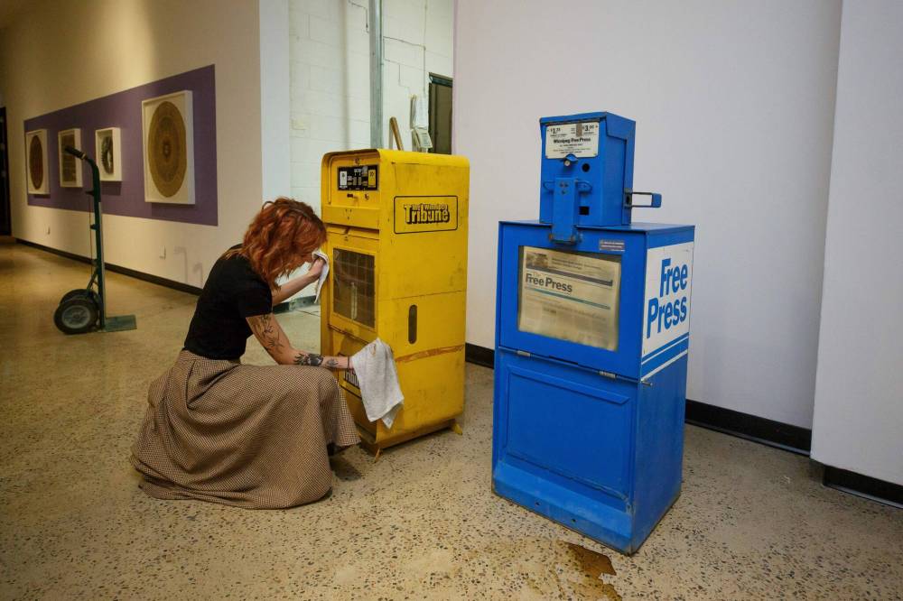 MIKE DEAL / WINNIPEG FREE PRESS
Adelle Rawluk, Installation Technician, cleans up newspaper boxes.