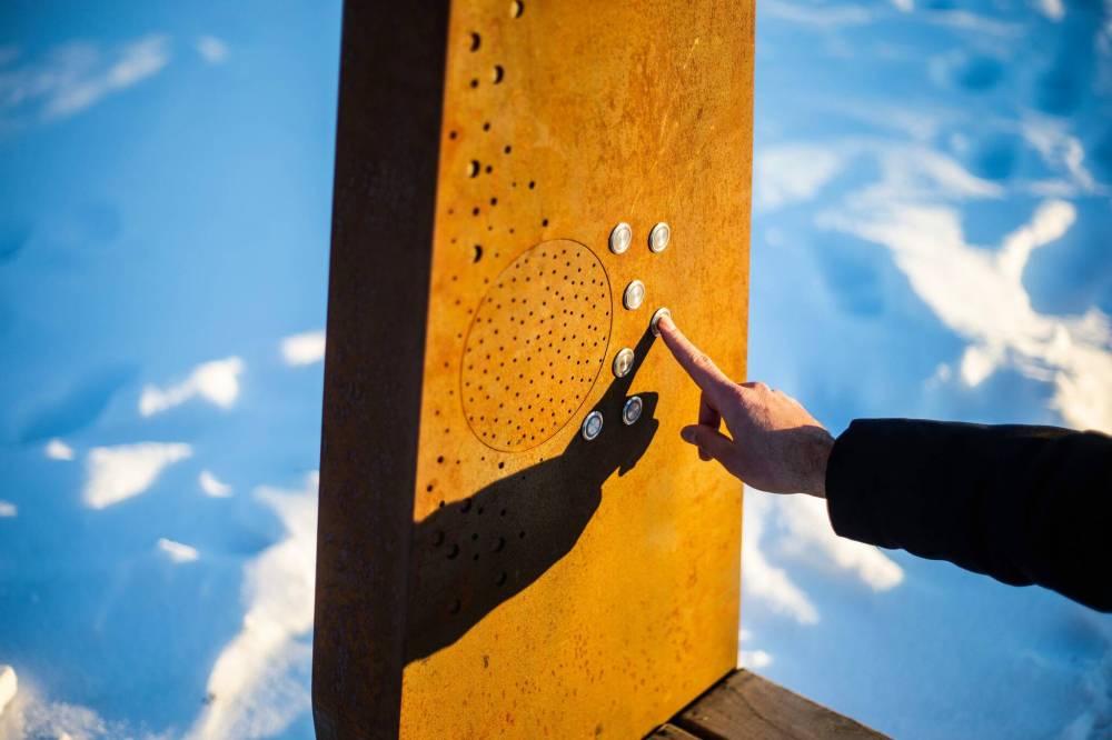 MIKAELA MACKENZIE / WINNIPEG FREE PRESS
The buttons on Bizindaadiwag play language content that includes words, phrases and a song in a mix of Anishinaabemowin and English.