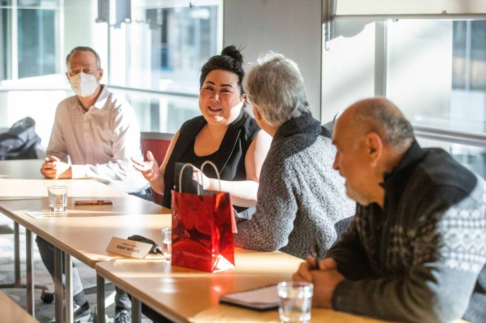 MIKAELA MACKENZIE / WINNIPEG FREE PRESS
Current managing director Lisa Li chats with past leadership of PTE.