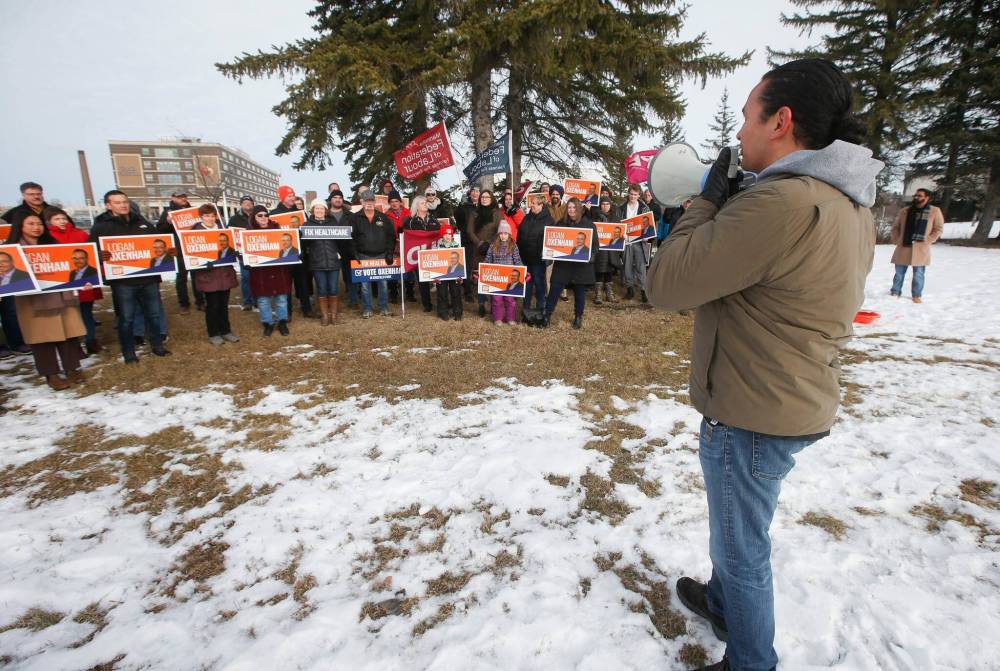 JOHN WOODS / WINNIPEG FREE PRESS
NDP leader Wab Kinew talks to supporters as they gather outside the Grace Hospital Sunday.