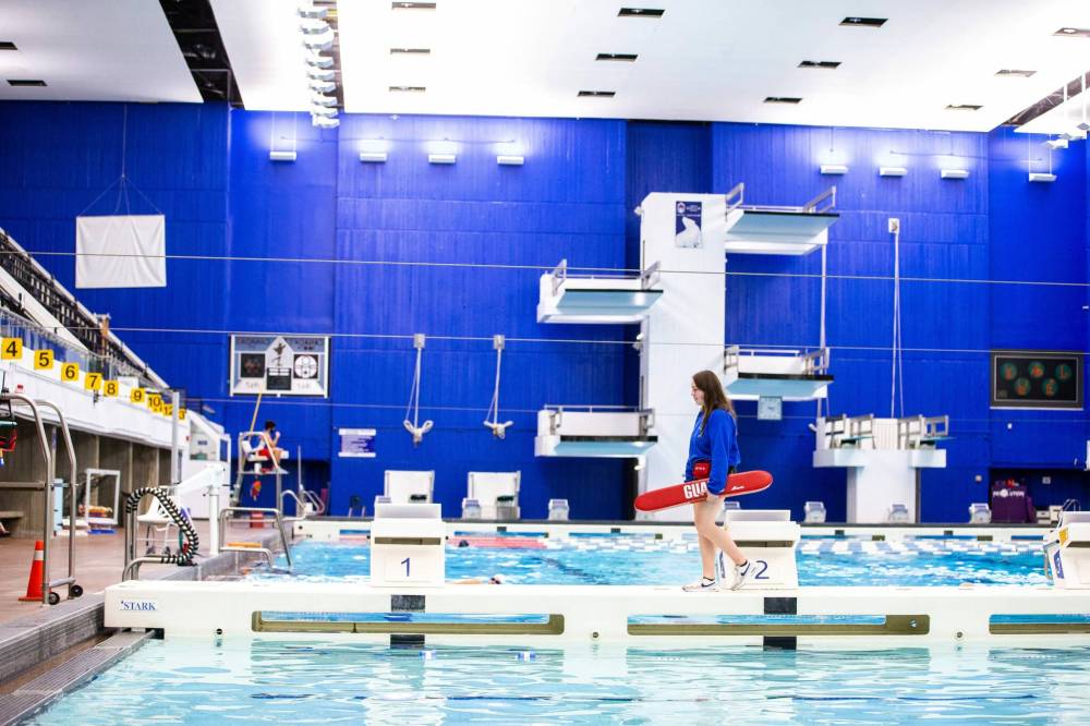 MIKAELA MACKENZIE / WINNIPEG FREE PRESS
Instructor Guard Riley Kusiak poses for a photo at the Pan Am Pool in Winnipeg. Eligible applicants for the program must be at least 16 by March 31, 2023, have a minimum Grade 10 education, have the ability to obtain a police check by Dec. 31, and pass a swim assessment.