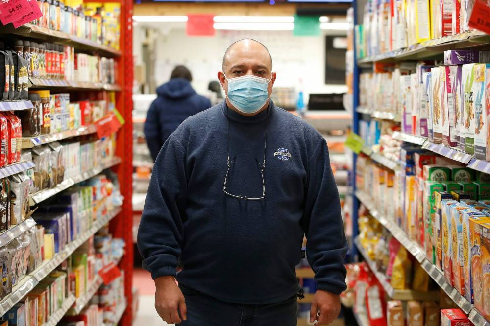 JOHN WOODS / WINNIPEG FREE PRESS files
Food Fare owner Munther Zeid said lettuce is simply the latest in a string of vegetables and fruits with industry-wide shortages.