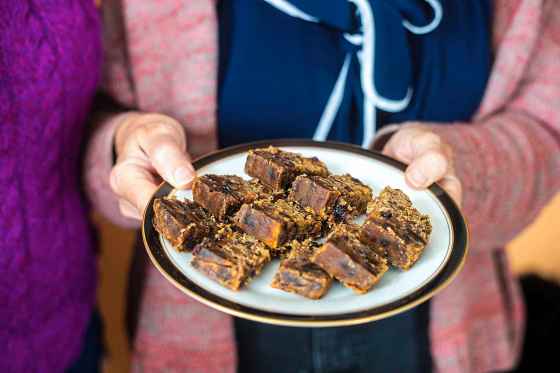 Marj Birley and Wendy Barker are keeping their family’s fruitcake tradition for Christmas. (Mikaela MacKenzie / Winnipeg Free Press)