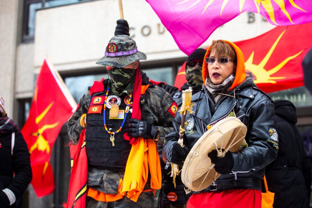 MIKAELA MACKENZIE / WINNIPEG FREE PRESS
Sue Caribou, aunt of Tanya Nepinak, leads a song at a rally demanding justice for the murdered Indigenous women at Winnipeg City Hall, Thursday.
