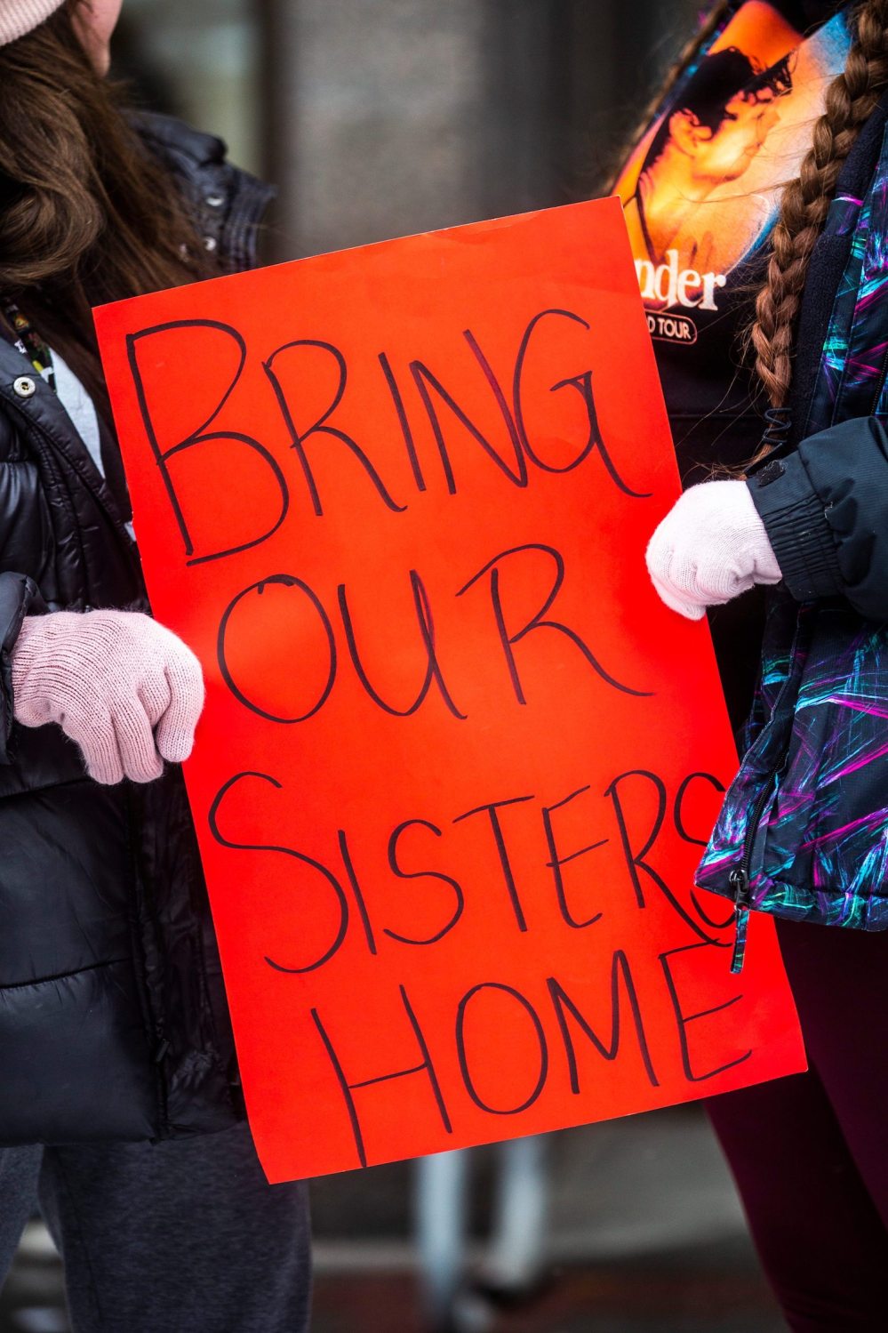 MIKAELA MACKENZIE / WINNIPEG FREE PRESS
A rally demanding justice for murdered Indigenous women whose bodies are believed to be in landfills takes place at City Hall in Winnipeg on Thursday.