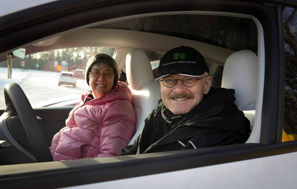 JESSICA LEE / WINNIPEG FREE PRESS
Robert Elms (right), past president of the Manitoba Electric Vehicle Association and Lois Bergen, in a Tesla at Assiniboine Park.