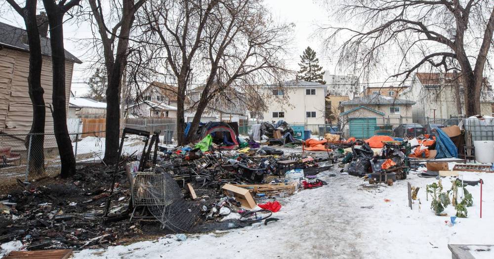 MIKE DEAL / WINNIPEG FREE PRESS FILES
Fire destroyed a temporary encampment on Langside Street on Nov. 28. With cold weather setting in and those sheltering in such places seeking ways to stay warm, the risk of fire-related incidents is bound to increase.
