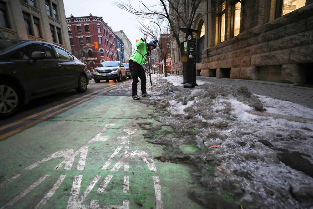 Cyclist Hillary Rosentrete and her friends shovelled snow and ice off the bike lane on Arthur Street earlier this week. (Ruth Bonneville / Winnipeg Free Press files)