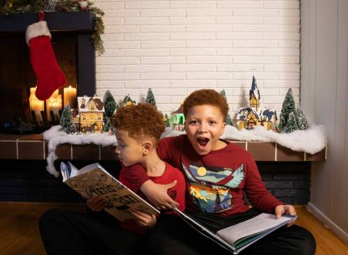 JESSICA LEE / WINNIPEG FREE PRESS
                                Alexander Heather, 7, (left) and his nine-year-old brother Stewart get into the holiday spirit while poring through some of this year’s books for younger readers.