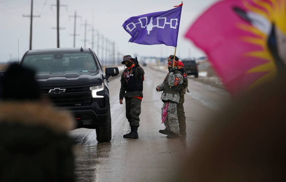 JOHN WOODS / WINNIPEG FREE PRESS
Vehicles were turned around as about two dozen people took part in a blockade of the Brady Road landfill Sunday.