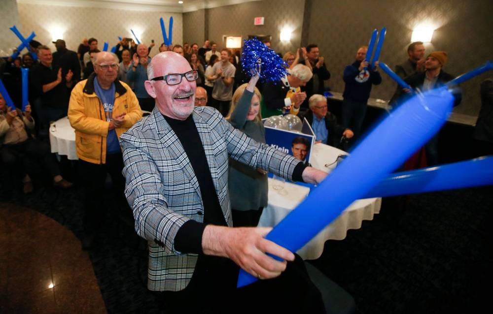 JOHN WOODS / WINNIPEG FREE PRESS
Supporters celebrate a victory for PC candidate Kevin Klein at their party headquarters Tuesday.