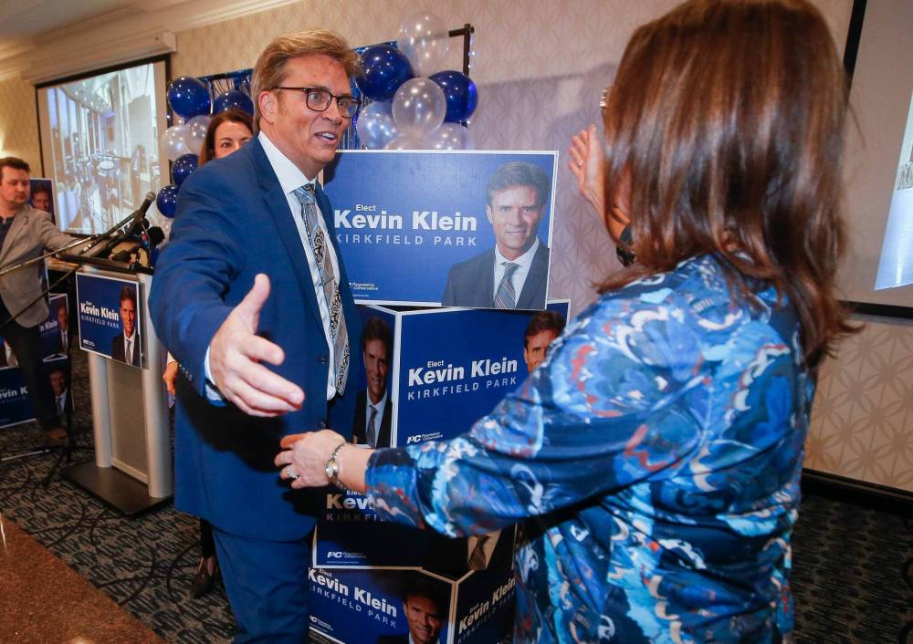 JOHN WOODS / WINNIPEG FREE PRESS
Kevin Klein is congratulated by Premier Heather Stefanson at party headquarters Tuesday.