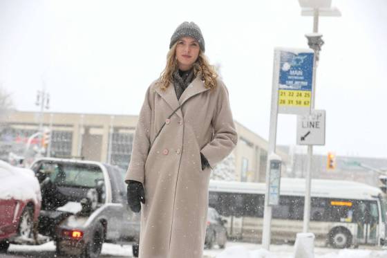 Erin Riediger uses the Winnipeg Bus Live app. (Ruth Bonneville / Winnipeg Free Press)