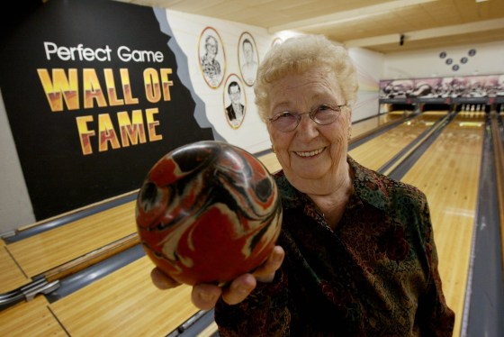 In 2005, at the age of 90, Anne Kostjuk bowled a 388 at Billy Mosienko Lanes. (Joe Bryksa / Free Press files)