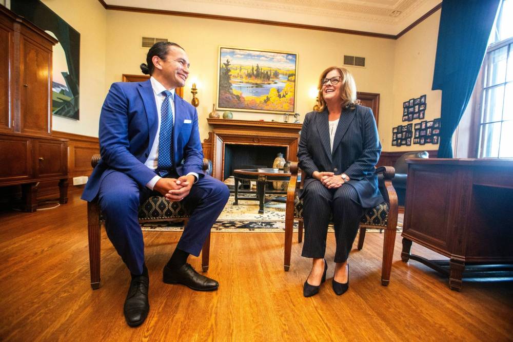 MIKAELA MACKENZIE / WINNIPEG FREE PRESS
Premier-designate Wab Kinew and outgoing premier Heather Stefanson meet Thursday.