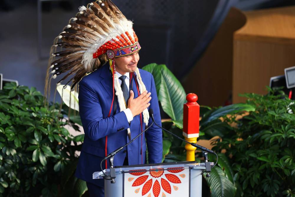 MIKE DEAL / WINNIPEG FREE PRESS
Manitoba NDP Leader Wab Kinew wore a traditional war bonnet during the ceremony. It was given to him by Sioux Valley Dakota Nation Chief Jennifer Bone and Canupawakpa Dakota Chief Lola Thunderchild.