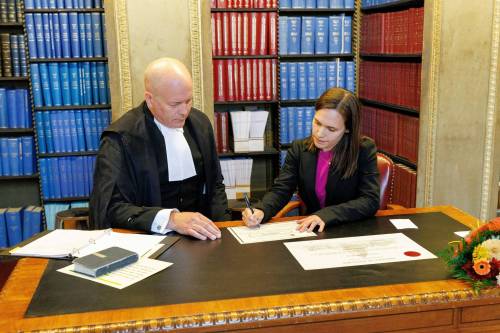MIKE DEAL / WINNIPEG FREE PRESS
                                Cindy Lamoureux, interim Manitoba Liberal leader, takes her oath of office in the Manitoba Legislative library Friday.