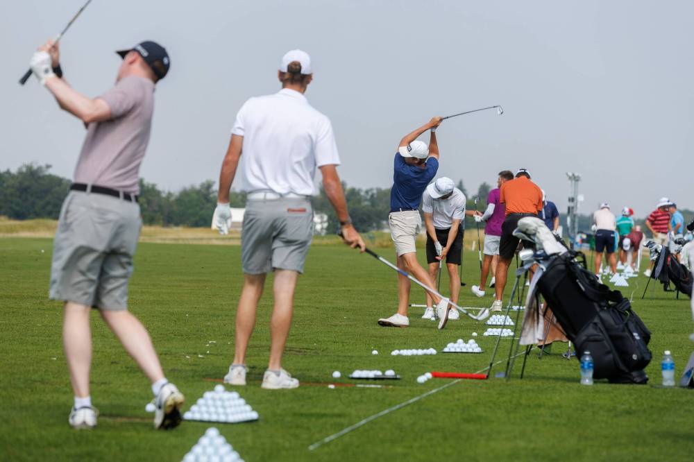 MIKE DEAL / FREE PRESS
Golfers practise on the driving range at Southwood Golf and Country Club ahead of this week’s Manitoba Open.