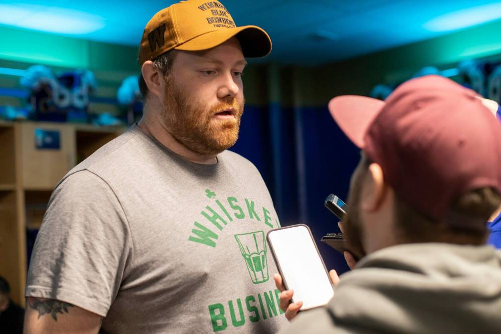BROOK JONES/FREE PRESS
Winnipeg Blue Bombers offensive lineman Patrick Neufeld (left) talks with Free Press sports reporter Jeff Hamilton while inside locker room Tuesday at Princess Auto Stadium.