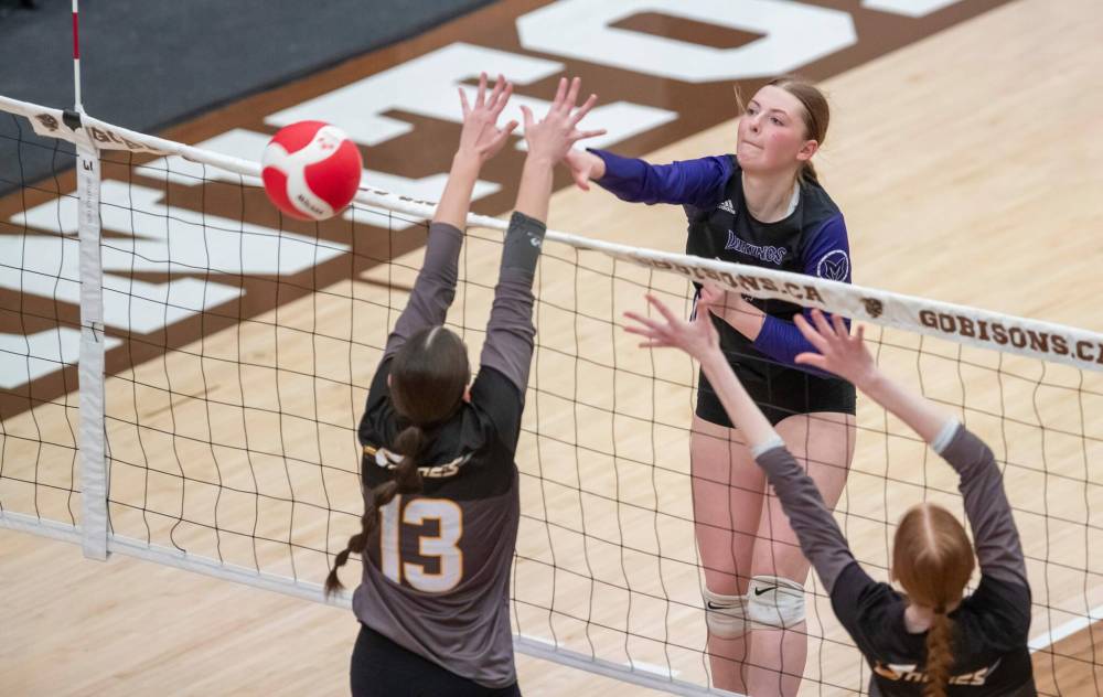 BROOK JONES / FREE PRESS
Vincent Massey Vikings setter Payton Oakden spikes the ball Wednesday against the Steinbach Sabres in provincial high school girls semifinal action.