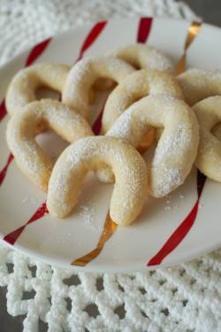 EVA WASNEY PHOTO
                                Erin Lebar learned to make these Almond Crescent cookies from her Nana.