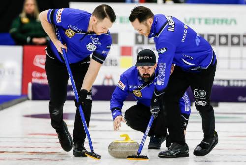 JOHN WOODS / FREE PRESS
                                Reid Carruthers throws in the Manitoba curling championship game in Portage la Prairie on Sunday. Team Carruthers beat Team Calvert 9-7 in the 10th end.