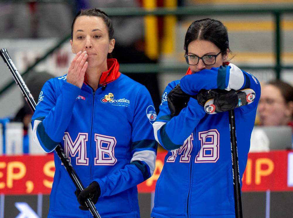FRANK GUNN / THE CANADIAN PRESS
Manitoba’s Val Sweeting (left) and Kerri Einarson have the kind of experience that comes in handy in high-stakes events such as the Scotties.