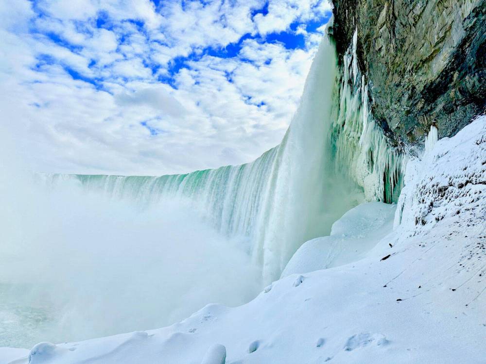 GORD MACKINTOSH / FREE PRESS
The Journey Behind the Falls experience also offers a journey beside the falls.