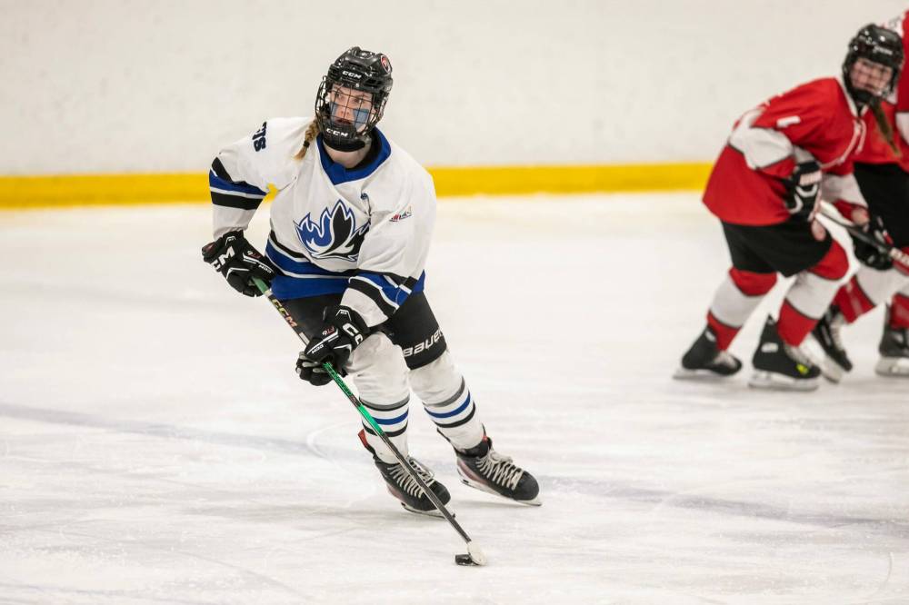 BROOK JONES/FREE PRESS
Olympiens defender Claire Fraser controls the puck during third-period action.